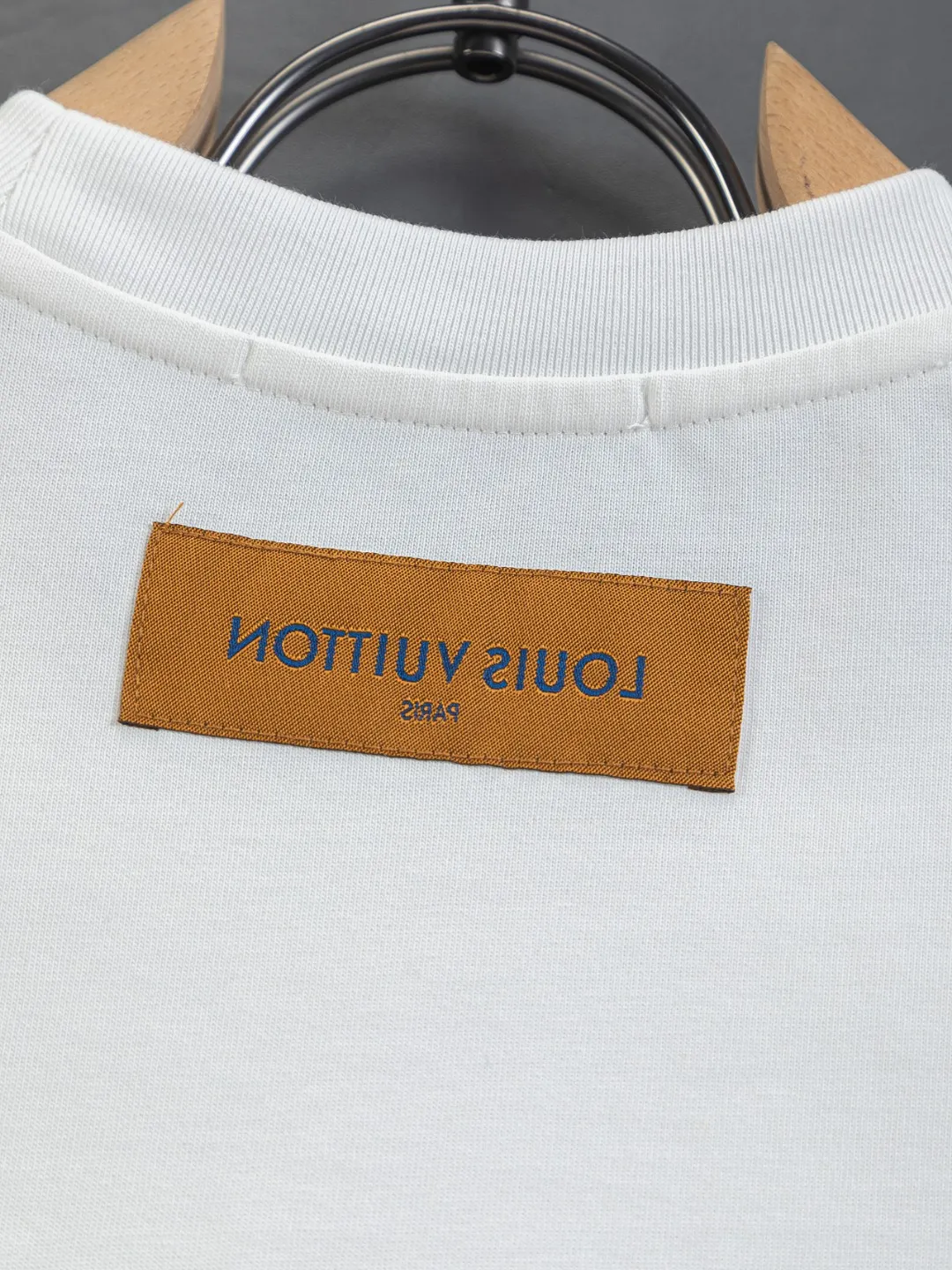 🅿️190 Louis Vuitton 1V LV lv slightly wide version S-XL LV 26ss new products are available at counters at the same time. Multiple craftsmanship Snow Mountain🏔️Ski⛷️Flocked Foam Print Ski⛷️ series T-shirts, the front foam print combines snow mountains, forests and abstract cracks, with the LV logo hidden, full of artistic sense. Round neck short-sleeved T-shirt, same style for men and women! Consigned to one-to-one creation. Synchronized with the official website, pure cotton fabrics at the counter! It is close to the skin and comfortable, durable and easy to wear. It has a classic and simple logo design and meticulous original craftsmanship. Short-sleeves, a must-have item for men, do not appear to be the same for the general public, but must be unique and eye-catching. This LV short-sleeve is all about quality, comfort, the same shape and fashion as always, including fabrics and cutting techniques. All of them have been made with great effort! 320 grams of washed pure cotton fabric, pure cotton is breathable, very refreshing and comfortable for daily wear. The rib knitting on the neckline is smooth and tight, and the neckline will not be skewed if you toss it at will. The loose version, you will find that it looks really good on the upper body. The overall is minimalist and neat, super versatile for daily use! Pair it casually with a pair of pants for a youthful look. A T-shirt will make your outfit crazy. It is a fashionable item that can never go wrong! Color: Black White Size: S-XL Size chart: S: Shoulder width 50-Bust 56-Length 70 M: Shoulder width 52-Bust 57-Length 72 L: Shoulder width 54-Bust 59-Length 74 XL: Shoulder width 56-Bust 62-Length 76